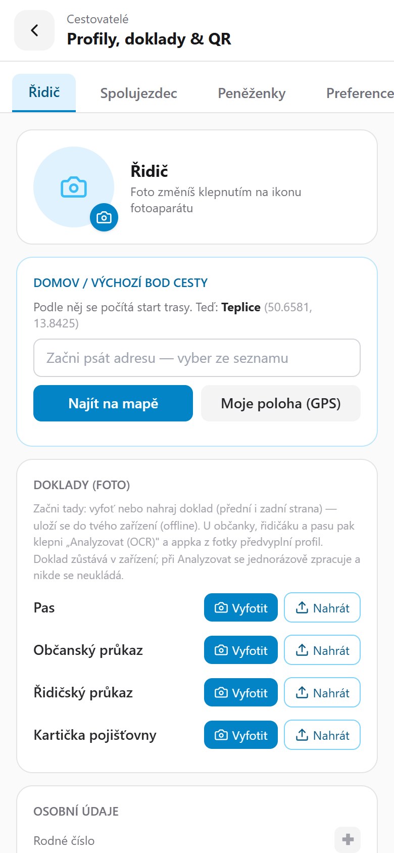 Prázdný profil cestovatele s doklady — pas, občanský průkaz, řidičák a kartička pojišťovny, s načtením z fotky OCR