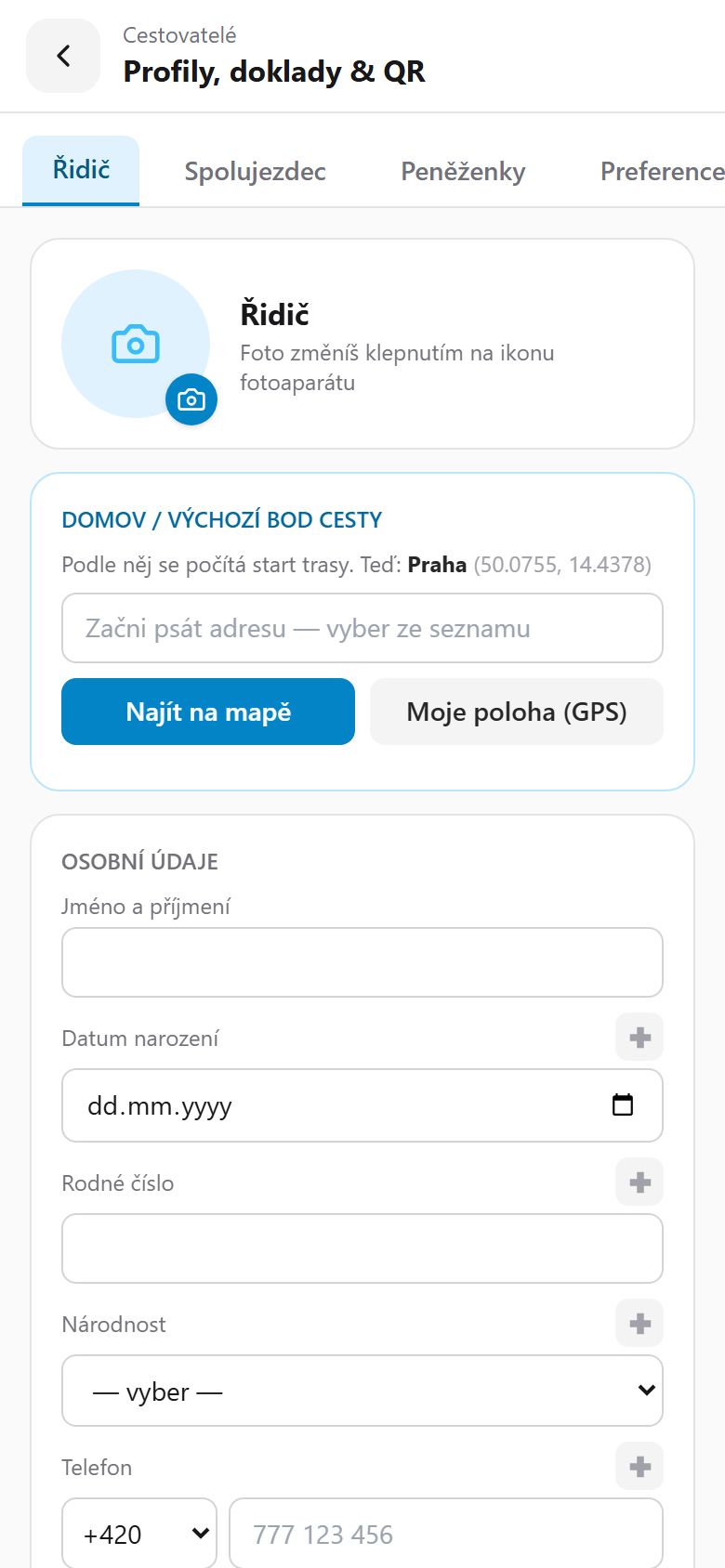 Prázdná zdravotní karta cestovatele s profily a osobními údaji