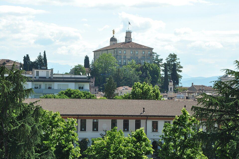 Výhled z hradního kopce v Udine na střechy města a okolní krajinu