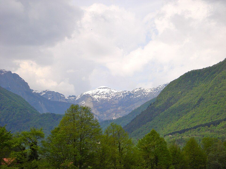Alpská krajina podél silnice na Vršič — louky a skalnaté štíty