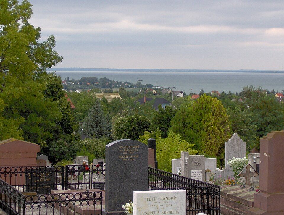 Klidný pohled na Balaton z Balatonfüredu