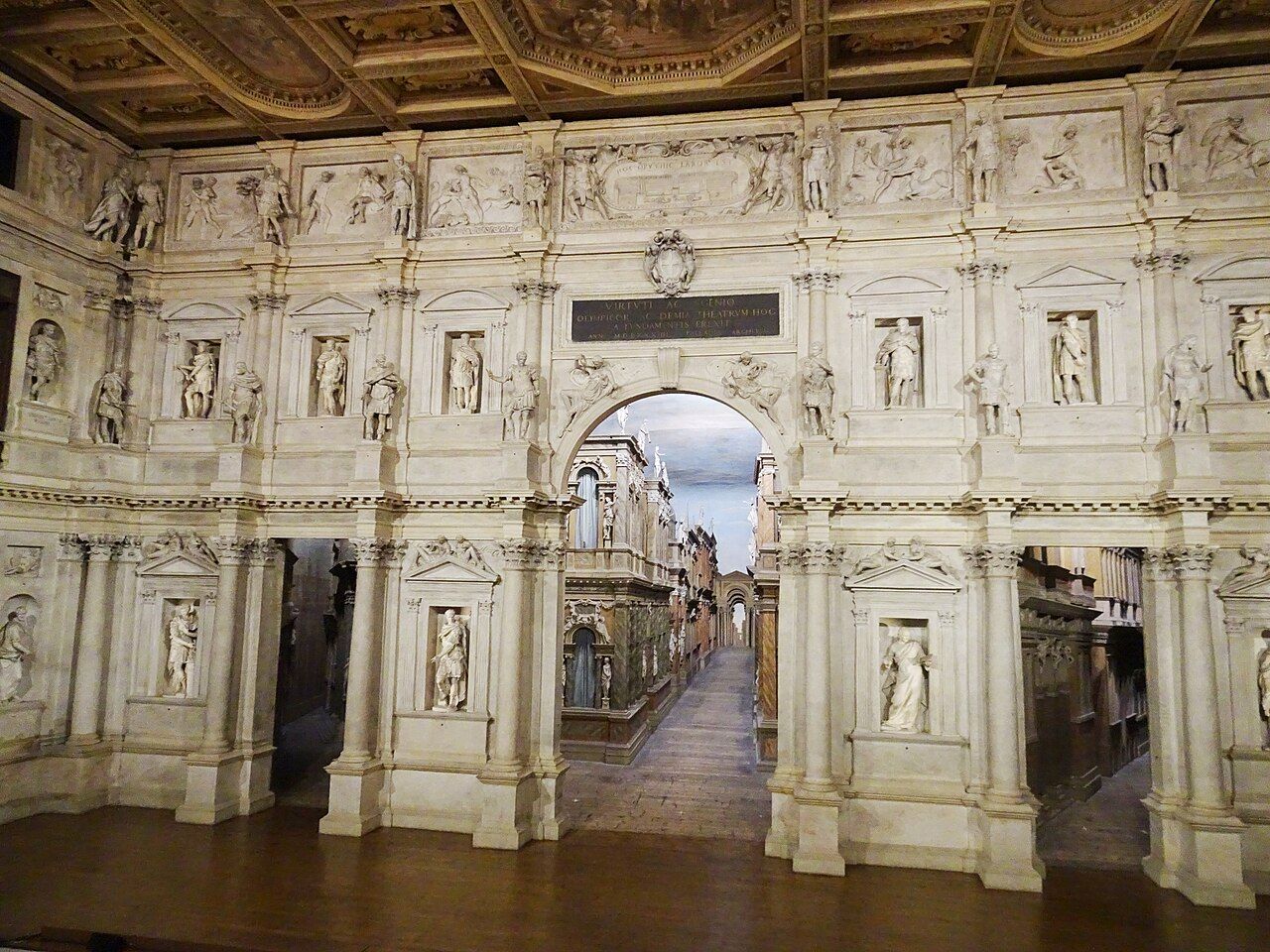 Jeviště Teatro Olimpico ve Vicenze se Scamozziho perspektivními ulicemi antických Théb