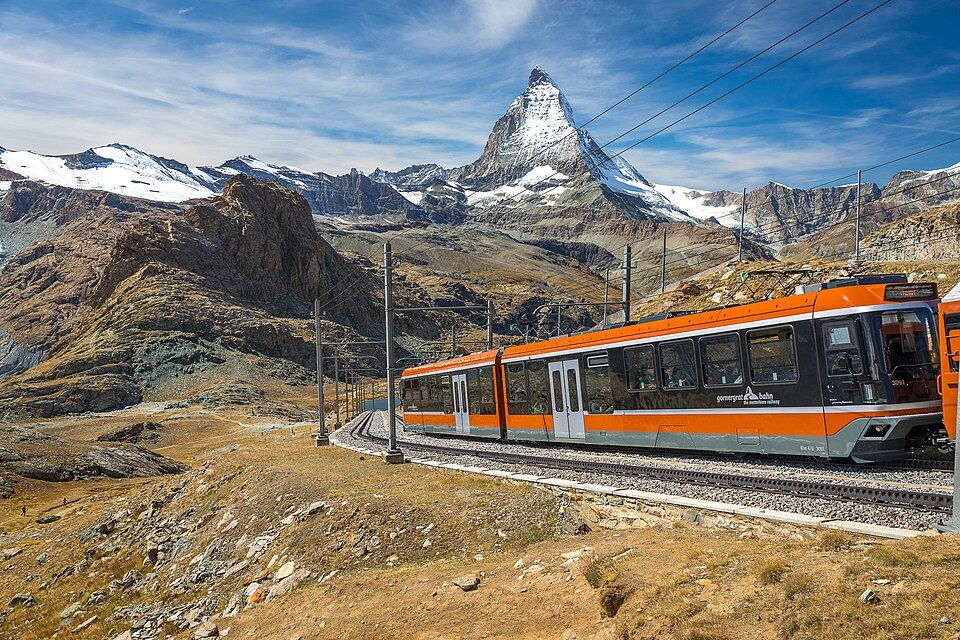 Matterhorn nad Zermattem za jasného dne