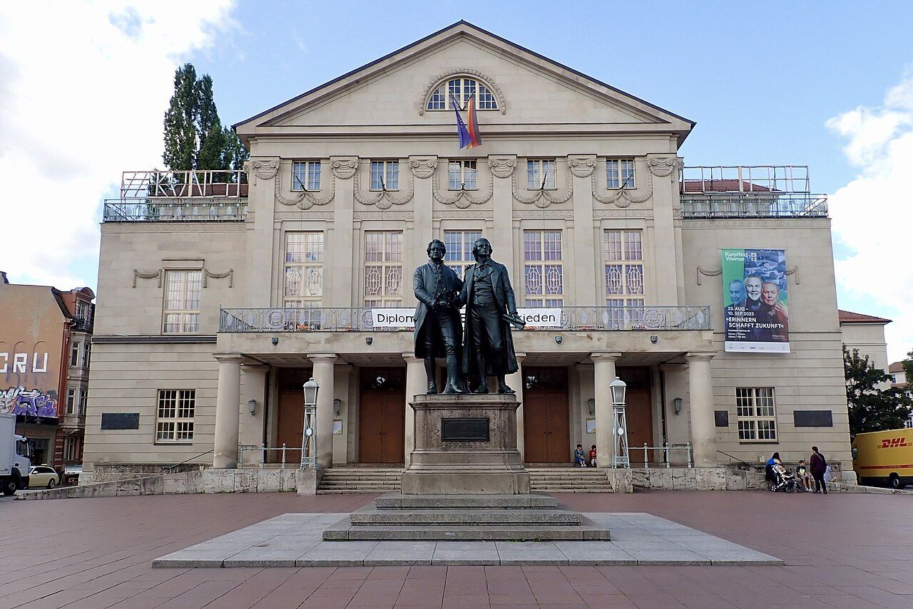 Pomník Goetha a Schillera před Německým národním divadlem ve Výmaru