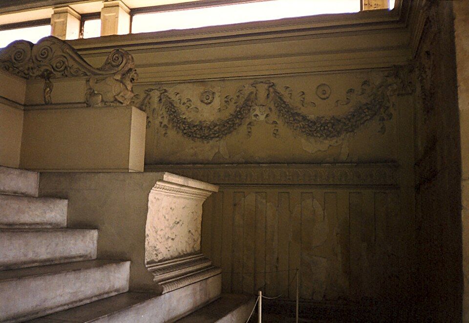 Pohled dovnitř oltáře Ara Pacis na samotný obětní stůl uvnitř mramorové ohrady