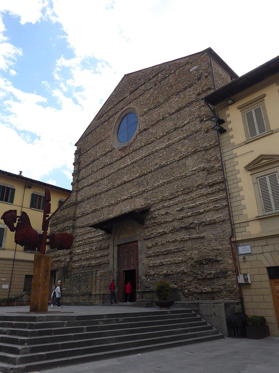 Cihlové průčelí baziliky San Francesco v Arezzu
