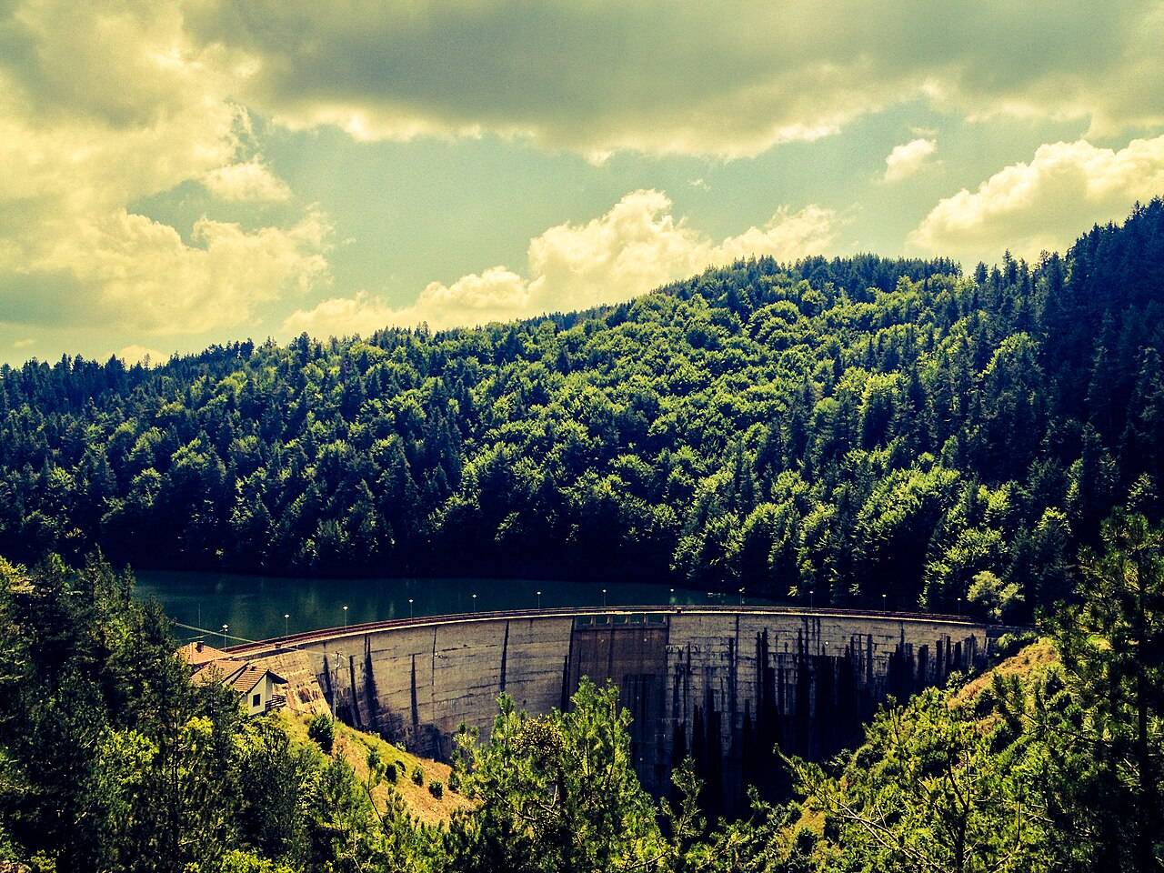Berovské jezero v horách Maleševa ve východní Makedonii