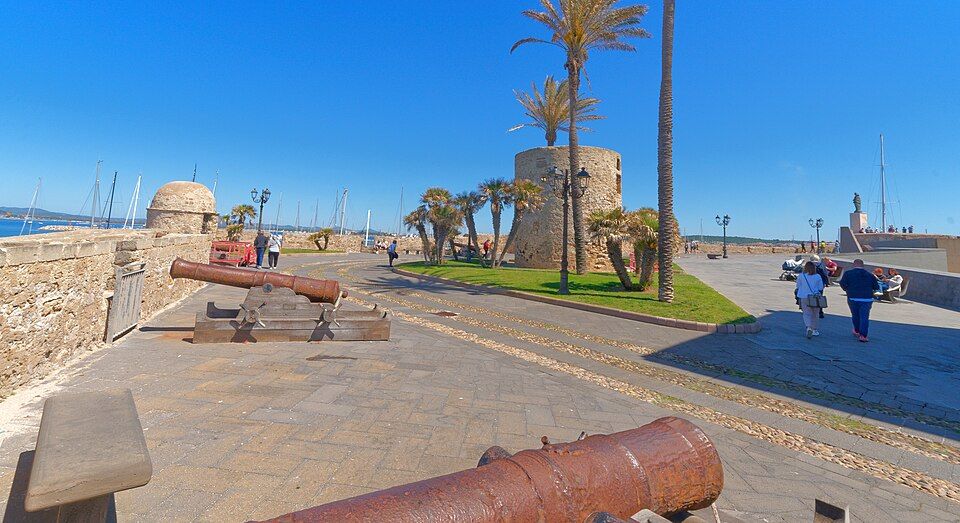 Věž Torre dell'Esperò Reial — španělská opevňovací věž v přístavu Alghera