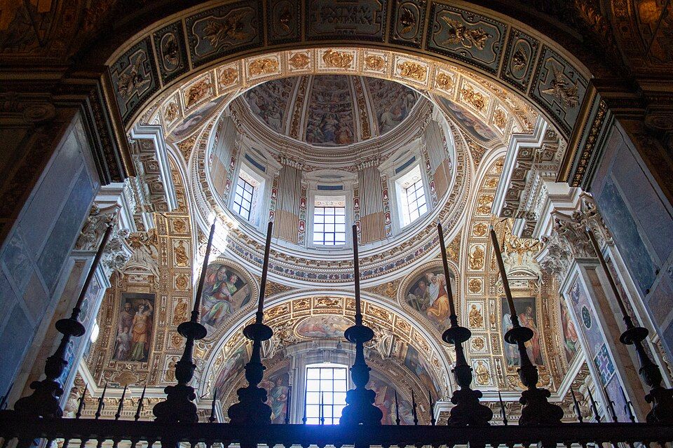 Bohatě zdobená boční kaple baziliky Santa Maria Maggiore s mramorem a zlacením