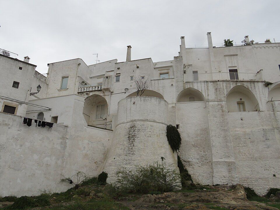 Jižní věž hradeb Ostuni s výhledem do olivových hájů