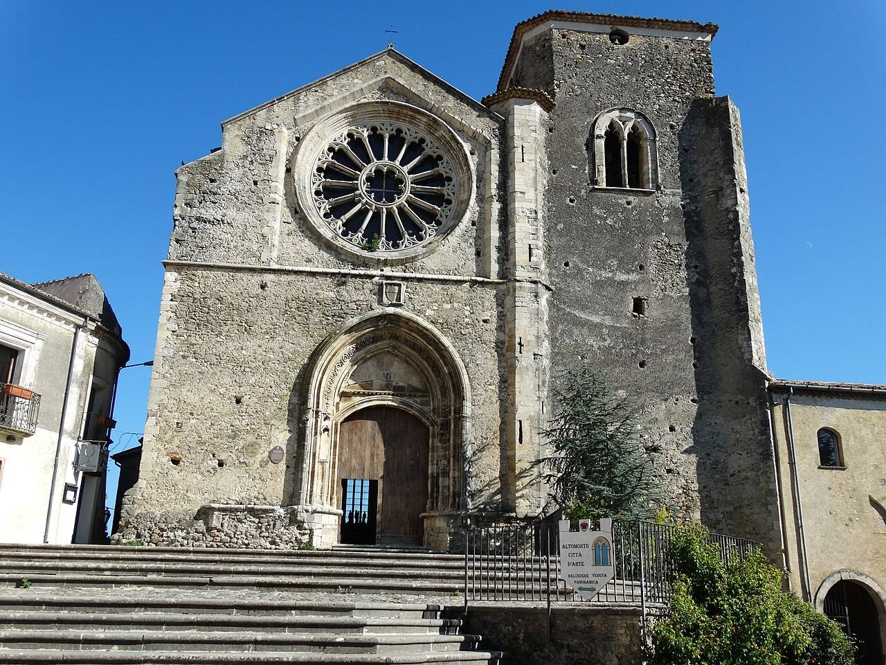 Gotický kostel Santa Maria della Consolazione tyčící se nad Altomonte v severní Kalábrii