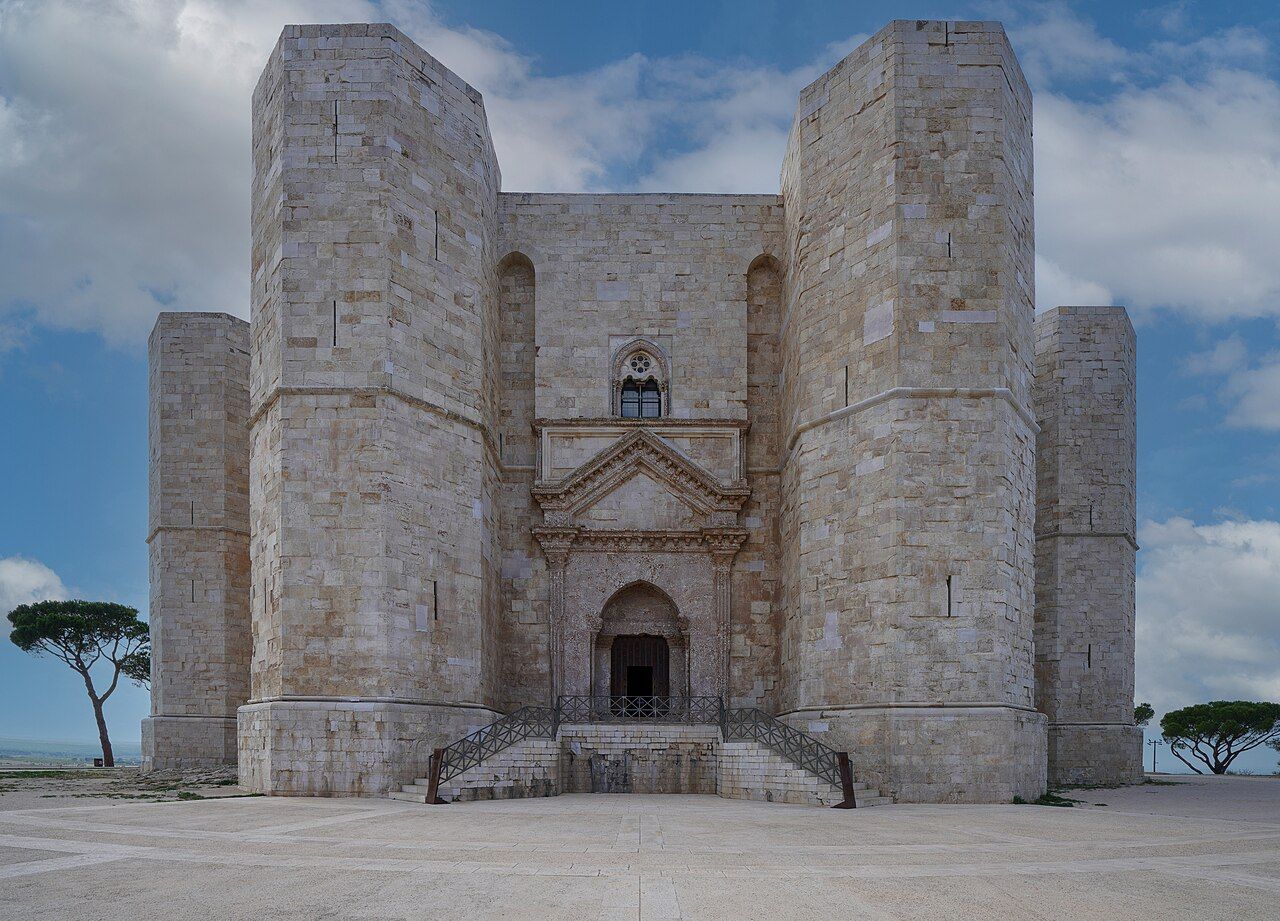 Osmiúhelníkový hrad Castel del Monte s osmibokými věžemi