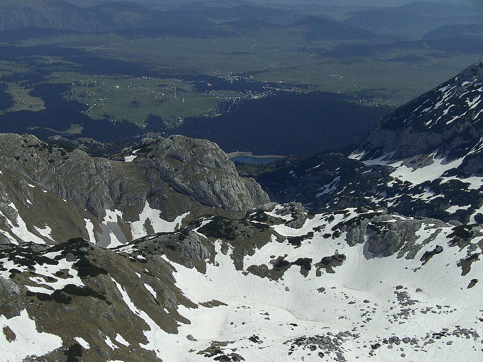Žabljak a Černé jezero z vrcholu Bobotova kuku