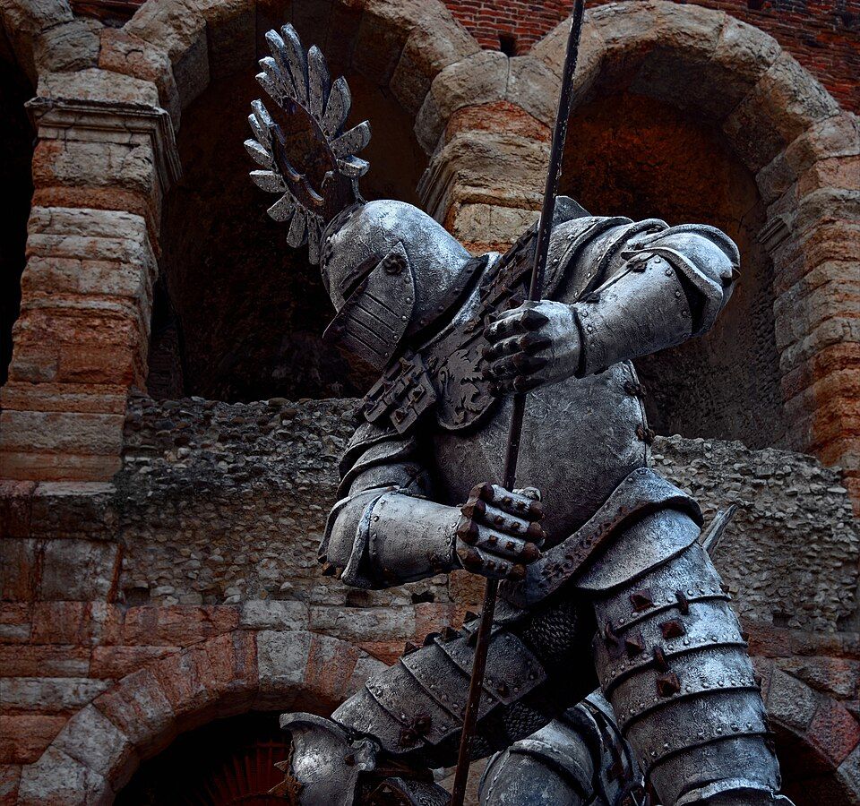 Pohled do hlediště Areny di Verona s připravenými kulisami