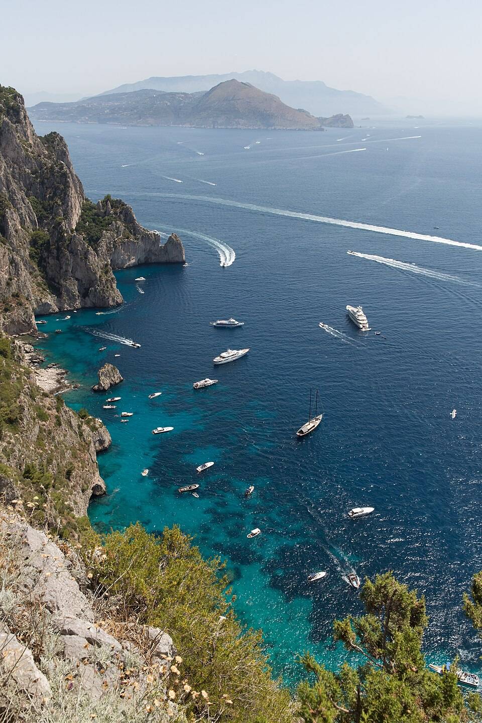 Vchod do Grotta Azzurra na pobřeží Capri z moře