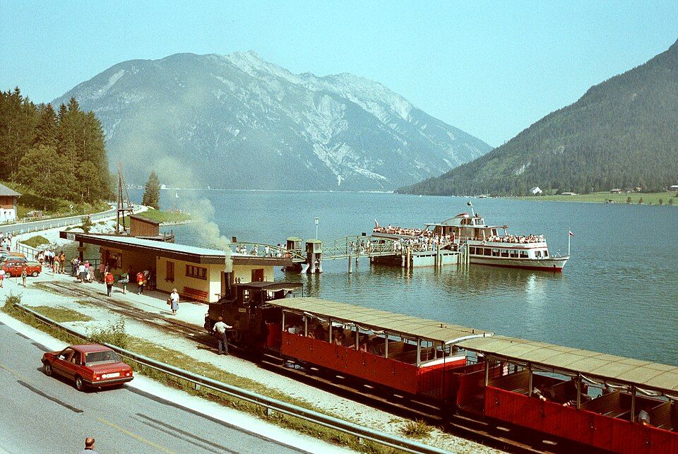 Souprava parní zubačky Achenseebahn s černou lokomotivou