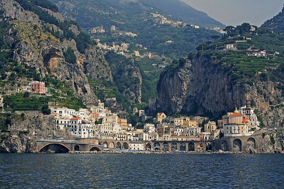 Atrani — historická fotografie vesnice s kostelem San Salvatore