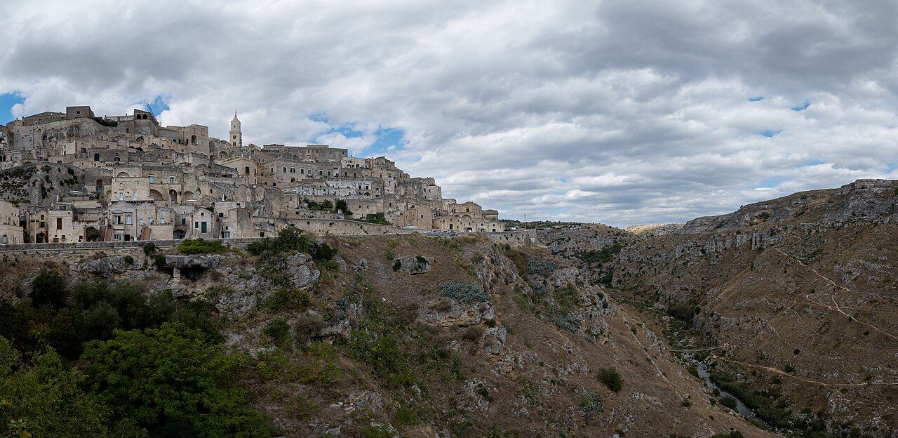Panorama Sassi di Matera — jeskynní domy vytesané do vápencové skály