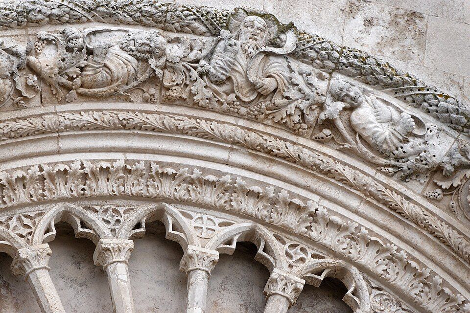 Výhled z vrcholu starého Ostuni na apulskou rovinu s olivovníky