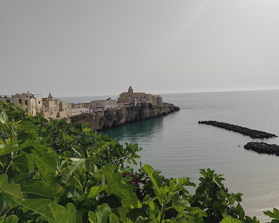 Punta San Francesco — skalnatý výběžek se zvonicí ve Vieste