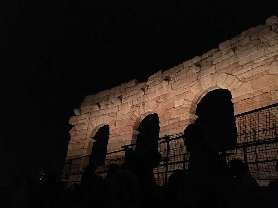 Pohled na hlediště a jeviště Areny di Verona shora