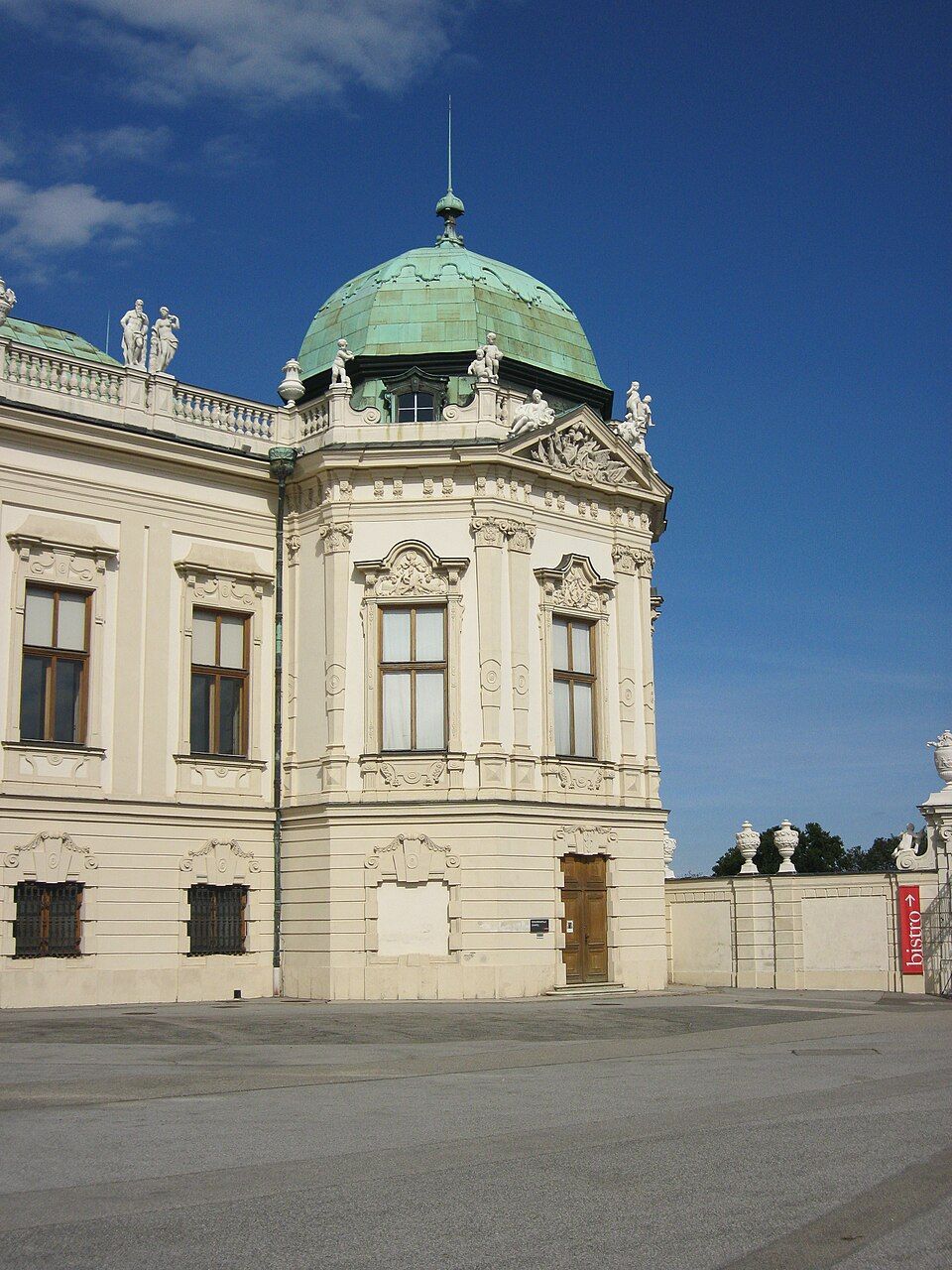 Boční pohled na barokní palác Belvedér