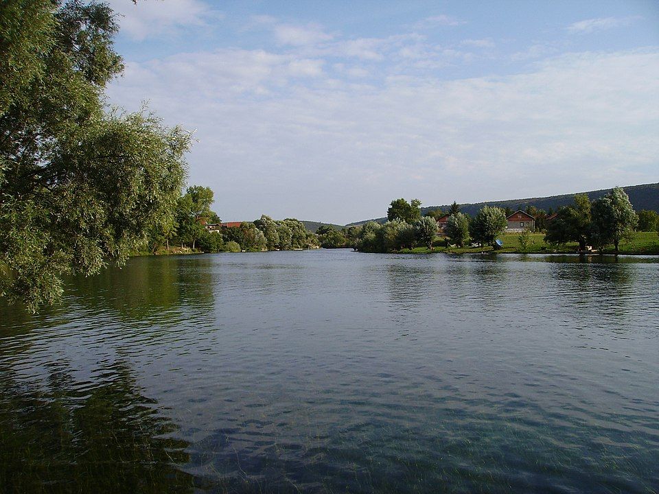 Smaragdová řeka Una v Bihaći