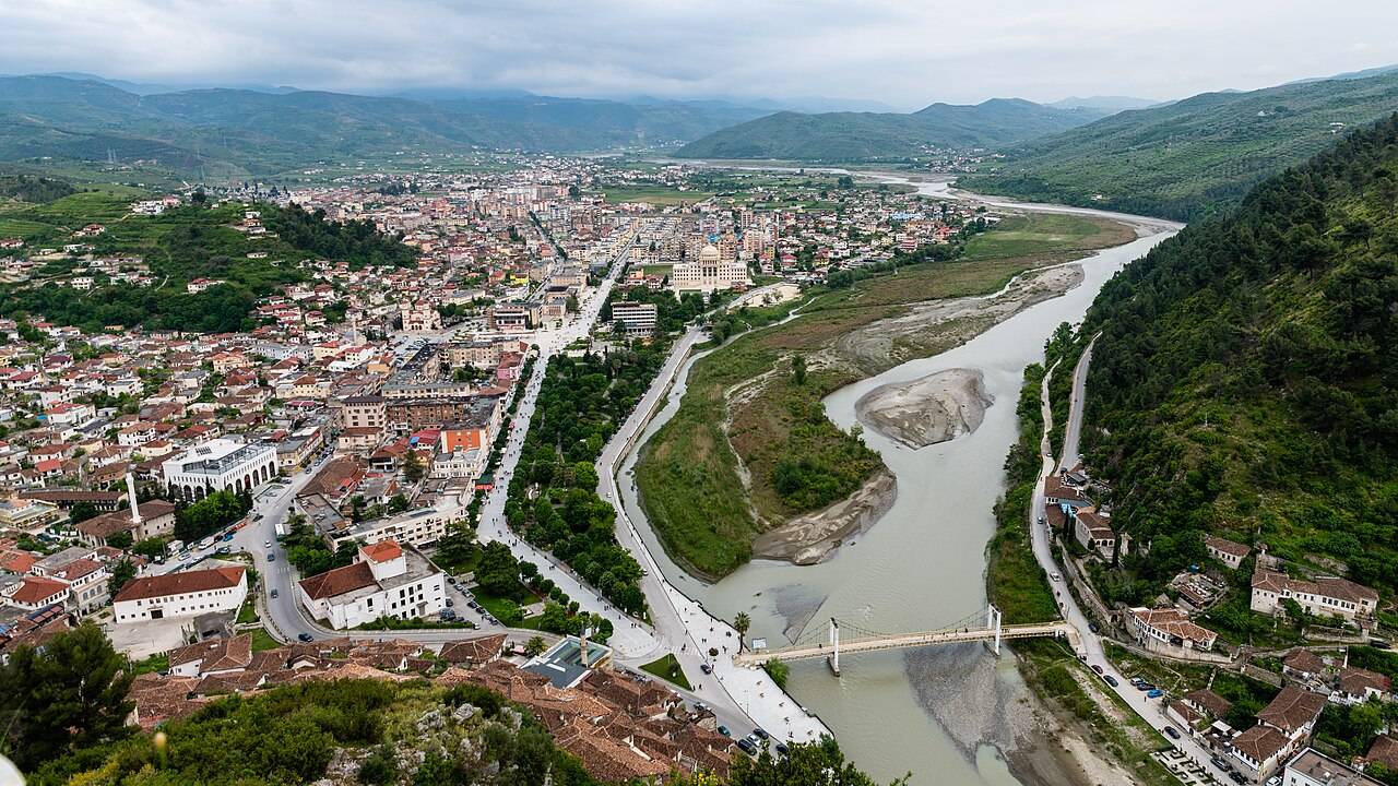 Pohled na Berat s řekou Osum a osmanskými domy obou čtvrtí