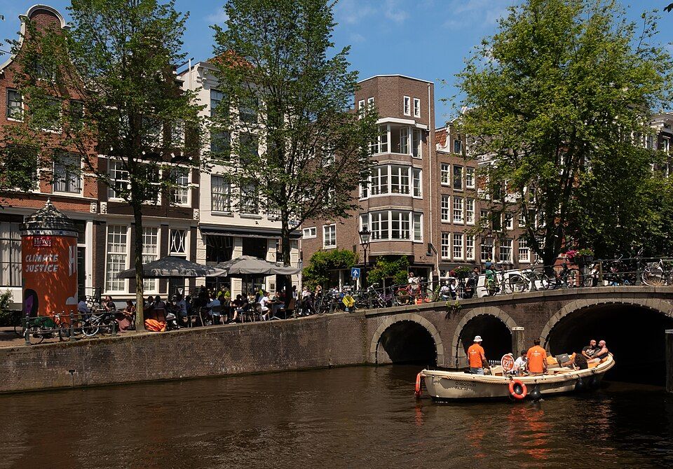 Úzké kupecké domy podél kanálu Herengracht v Amsterdamu