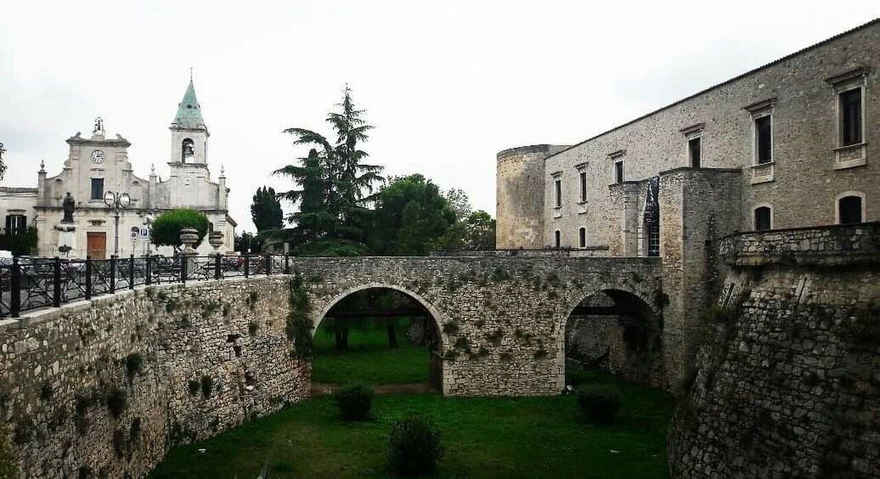 Castello Aragonese del Balzo na náměstí ve Venose — masivní věže aragonského hradu s muzeem