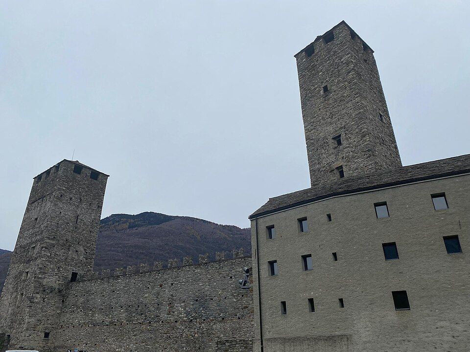 Mohutné hradby a věž hradu Castelgrande v Bellinzoně