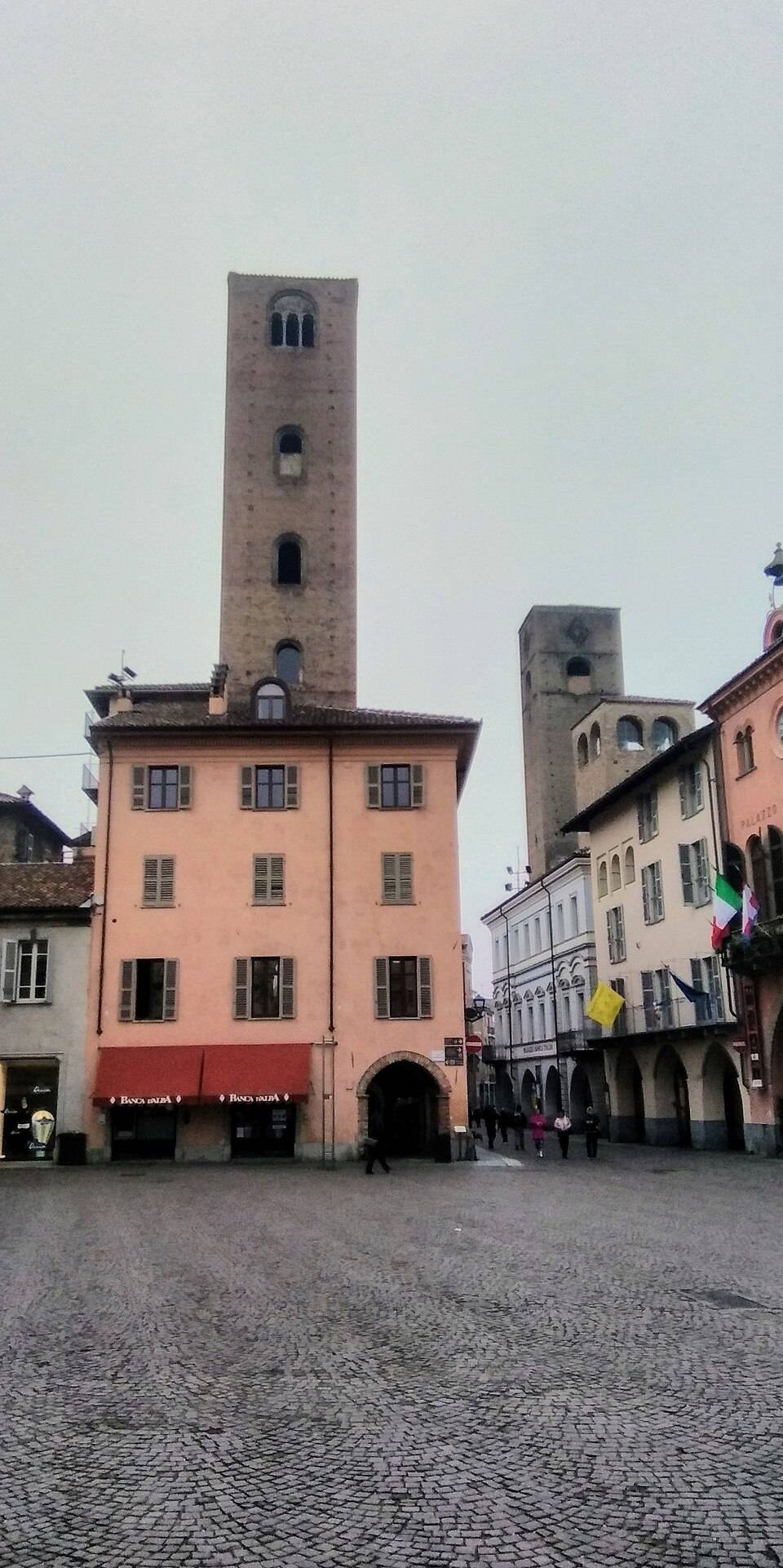 Náměstí Piazza Risorgimento s katedrálou v Albě