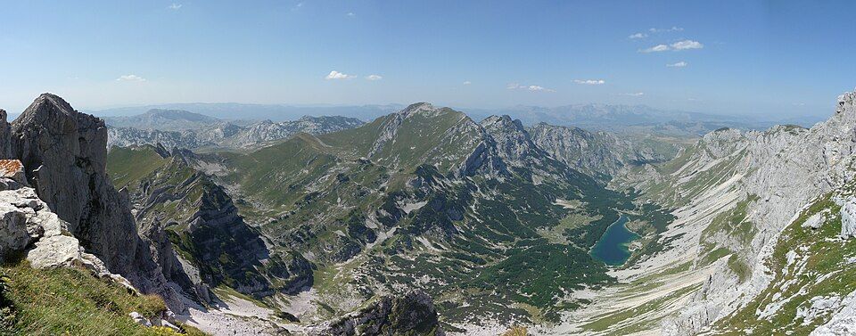 Škrčka jezera pod vrcholem Bobotov kuk