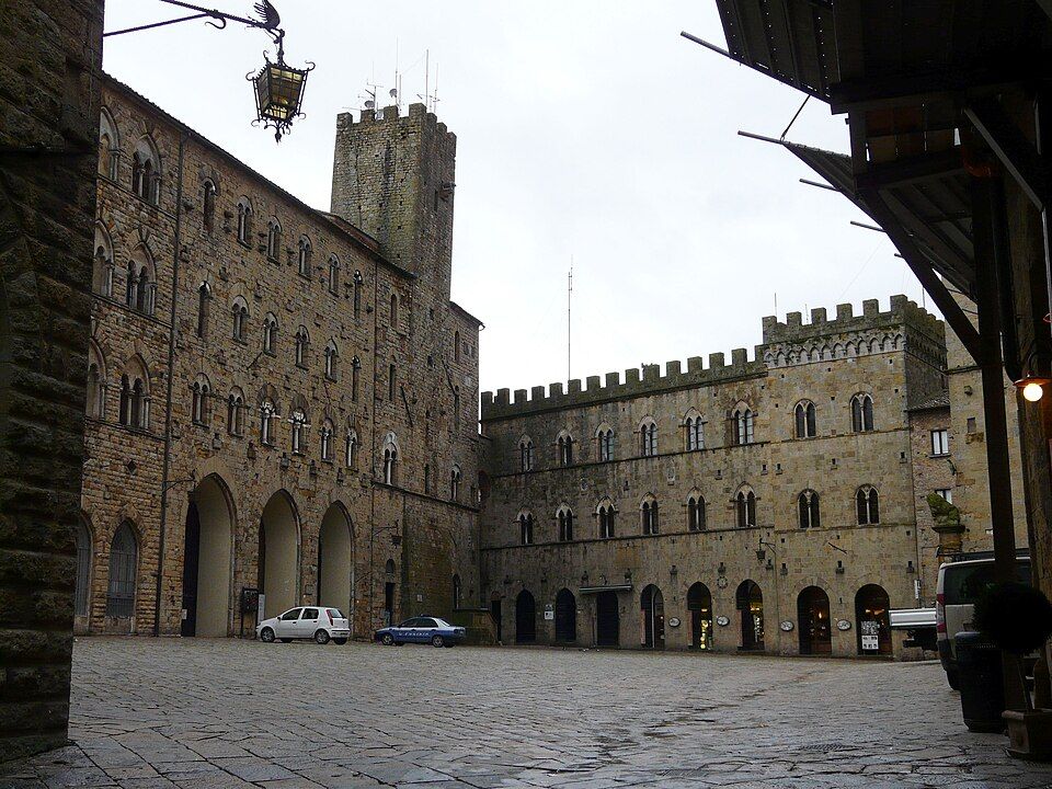 Náměstí Piazza dei Priori s věží paláce