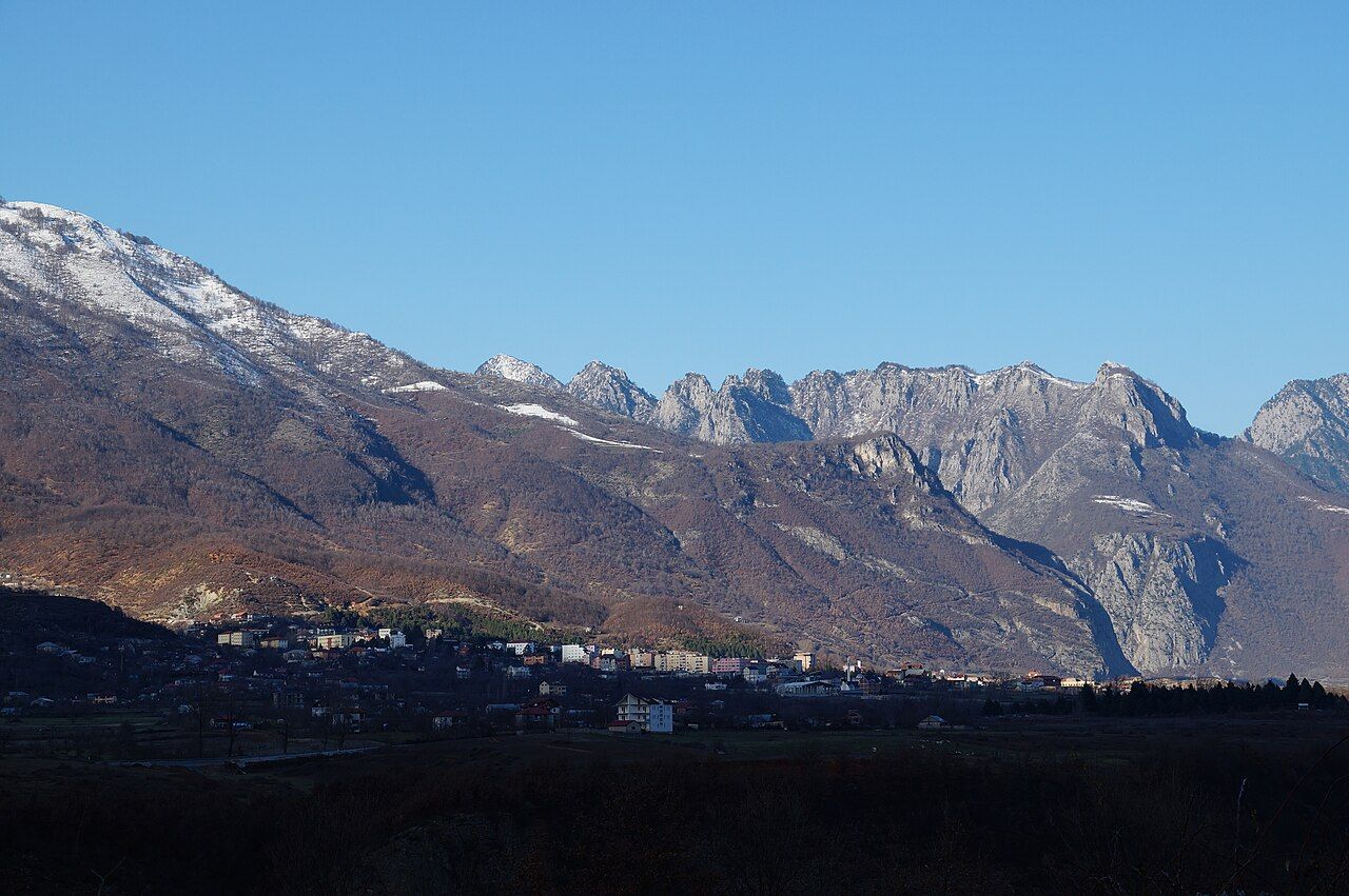 Bajram Curri pod horami Albánských Alp