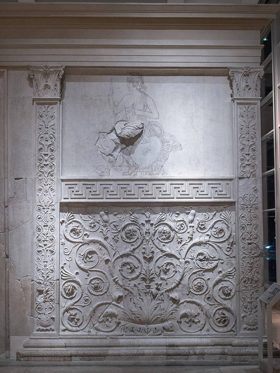 Detail reliéfního panelu Ara Pacis s postavami slavnostního průvodu