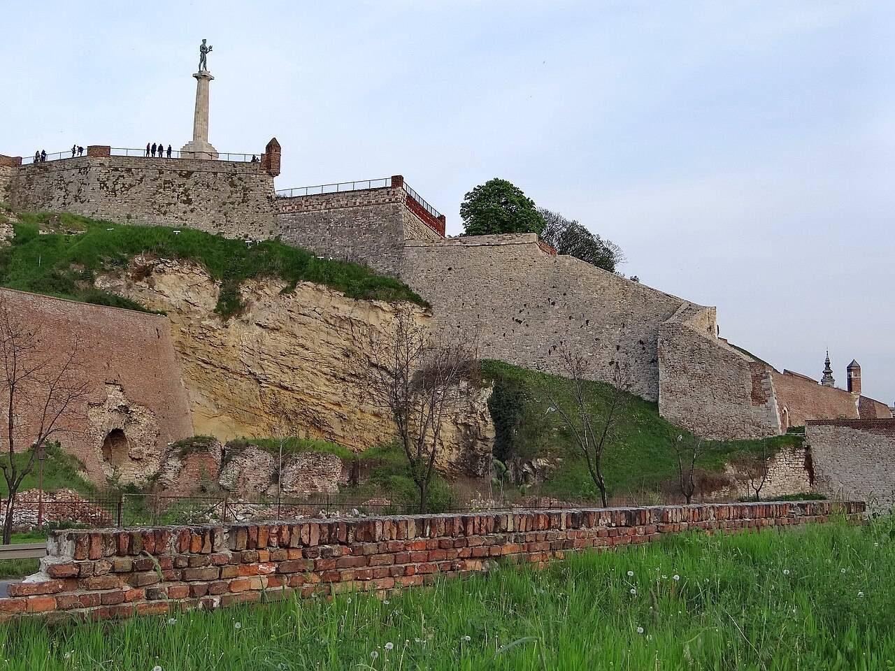Bělehradská pevnost Kalemegdan nad soutokem Sávy a Dunaje
