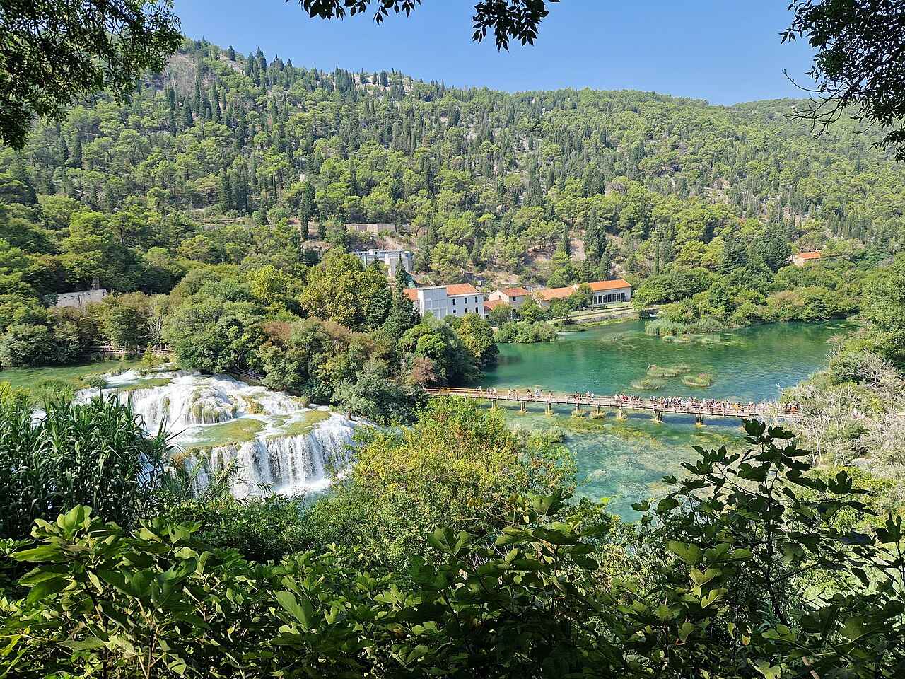 Kaskádové vodopády národního parku Krka mezi zelení