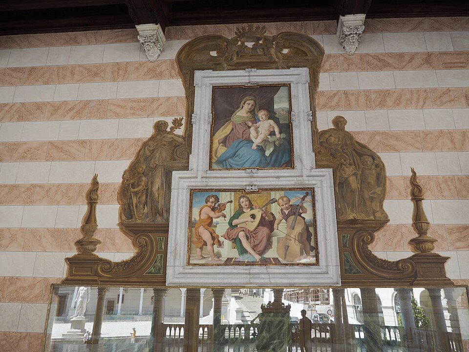 Růžovobílá Loggia del Lionello, gotická radniční loggie v Udine