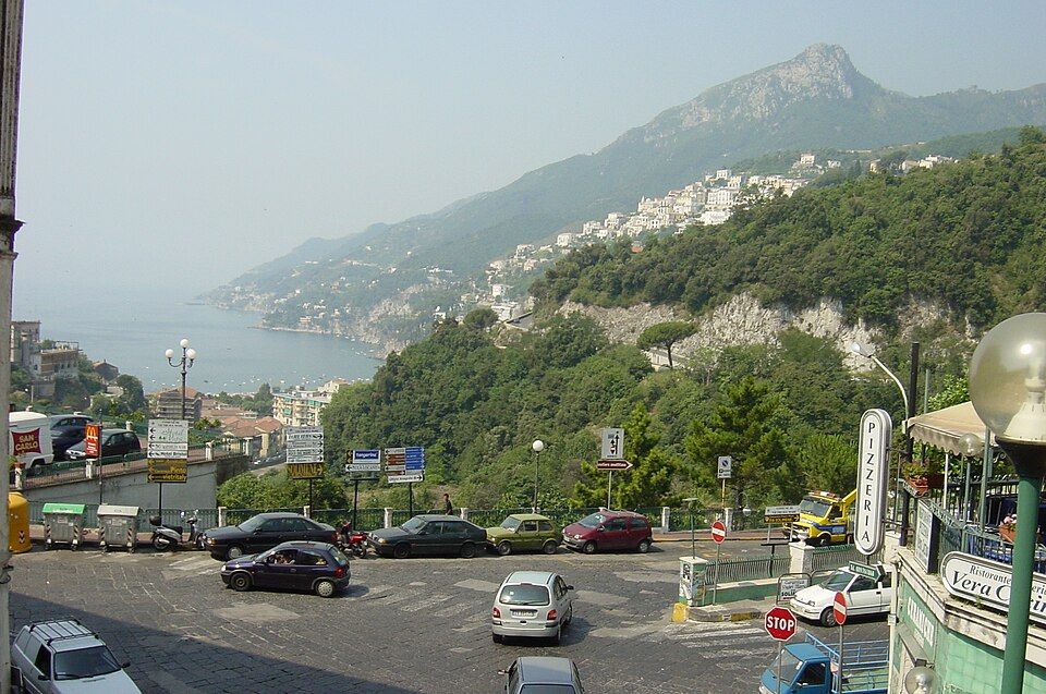 Ulička ve Vietri sul Mare s keramickými obchody