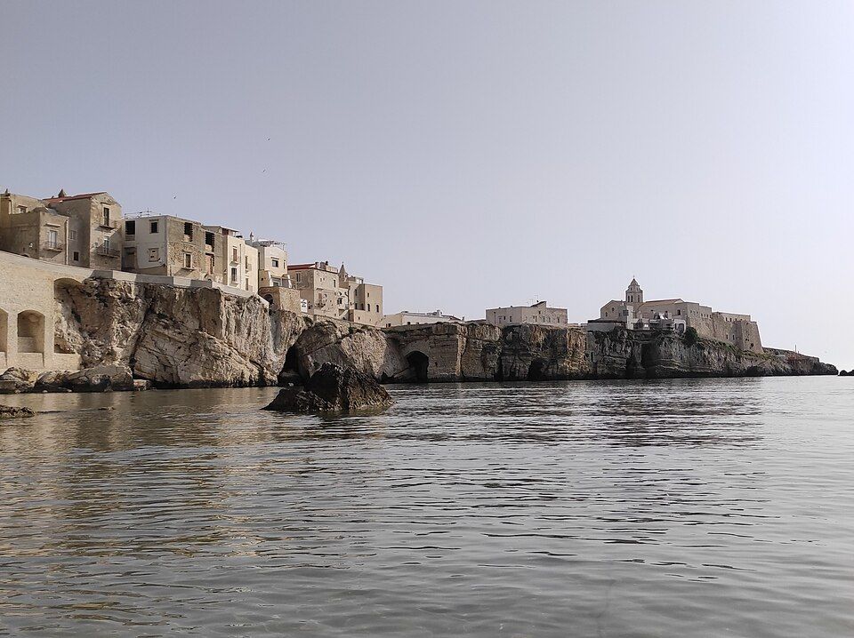 Punta San Francesco pohled z moře na Vieste