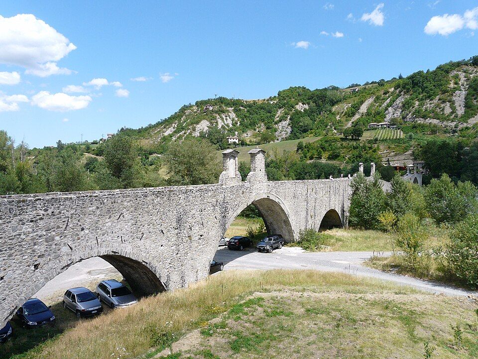 Hrbatý Ponte Gobbo v plné délce klenoucí se přes řeku Trebbiu