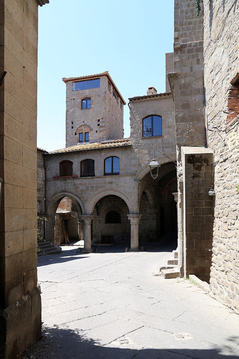 Uličky čtvrti San Pellegrino s venkovními schodišti
