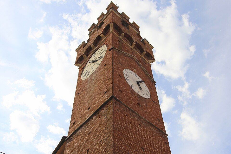 Středověká věž Torre della Mencia v Asciano
