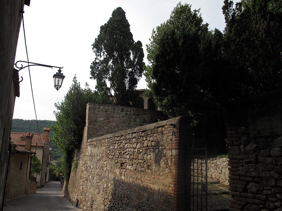 Kamenná fasáda a podloubí v Arquà Petrarca