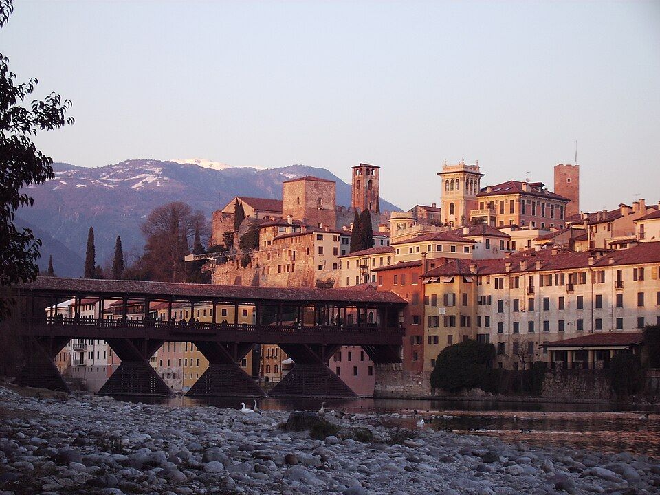 Pohled na město Bassano del Grappa od řeky