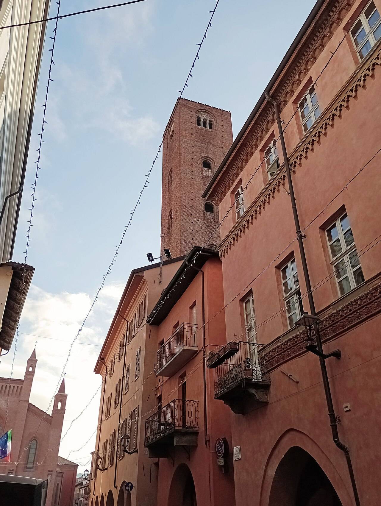 Historické centrum Alby v Piemontu s věží