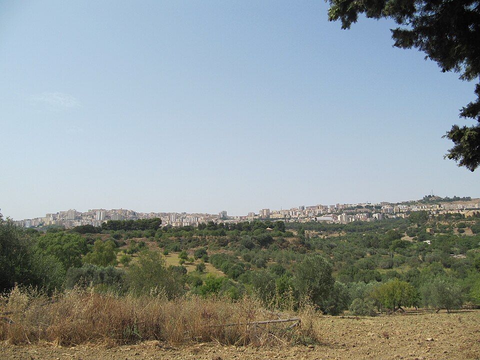 Pohled z hřebene Údolí chrámů na Agrigento a okolní kopce