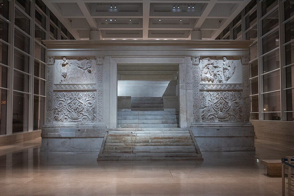 Celkový pohled na oltář Ara Pacis prosvětlený denním světlem ve skleněném pavilonu