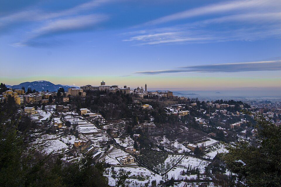 Pohled na horní město Bergamo z dálky